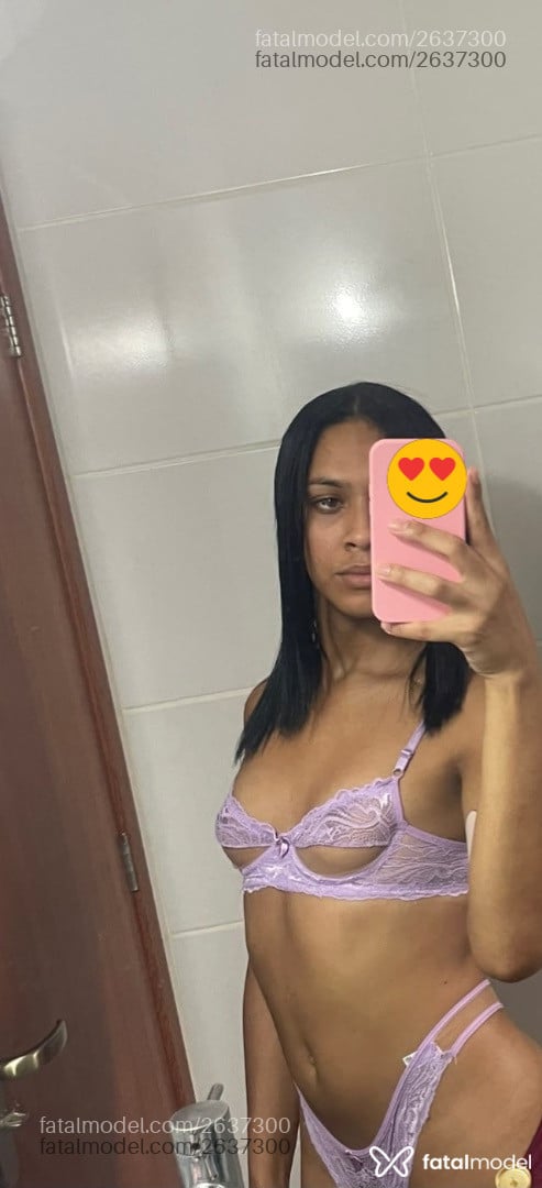 Acompanhante mulher trans com cabelo castanho de olhos castanhos - Larissa Omg