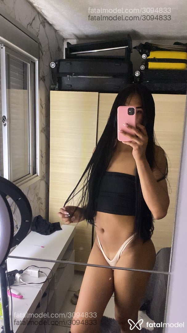 Acompanhante não-binário com cabelo castanho de olhos pretos - Nicollyferraz