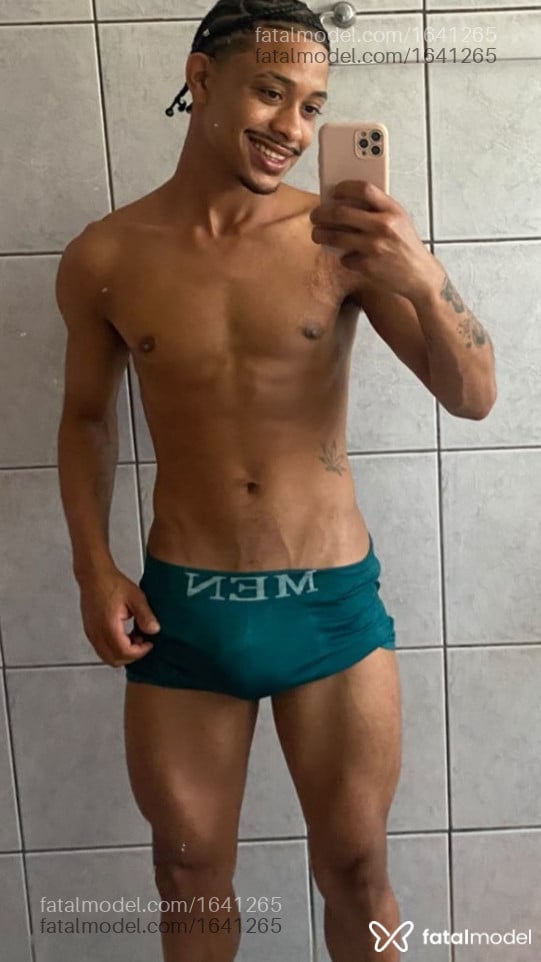 Acompanhante homem morena (o) de olhos castanhos - Enzo