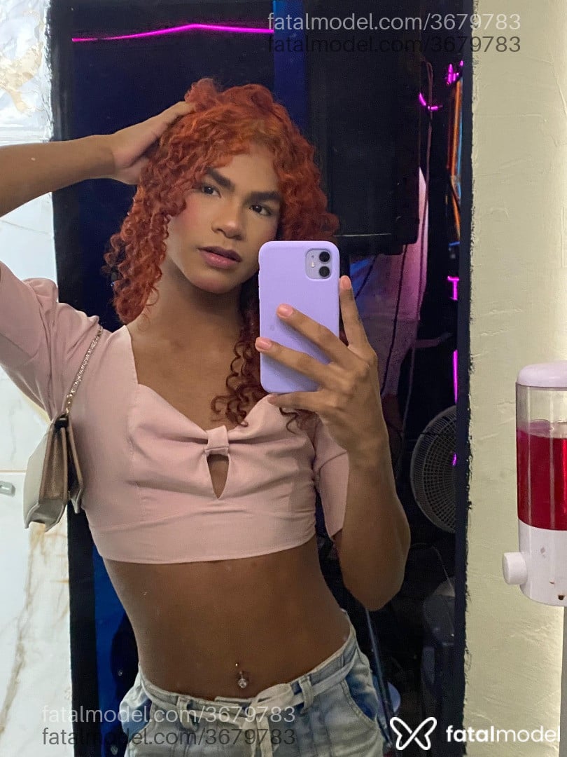 Acompanhante mulher trans ruiva (o) de olhos castanhos - Lavine Gabriely