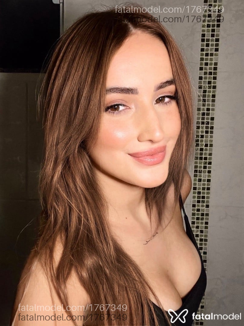 Acompanhante mulher com cabelo castanho de olhos castanhos - Mamá