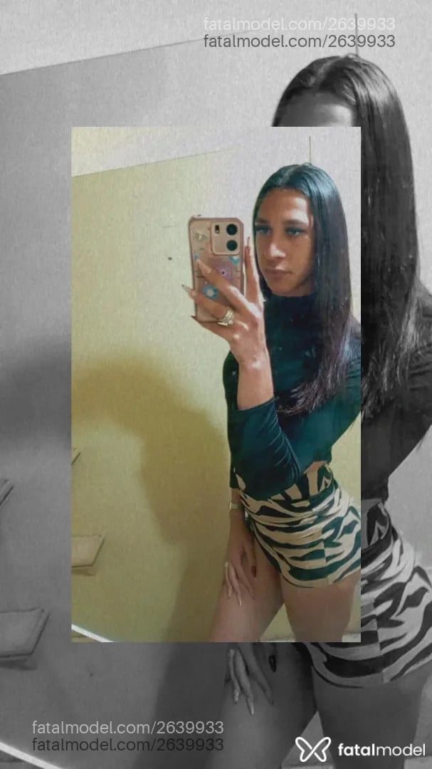 Acompanhante mulher trans com cabelo castanho de olhos pretos - Aysla