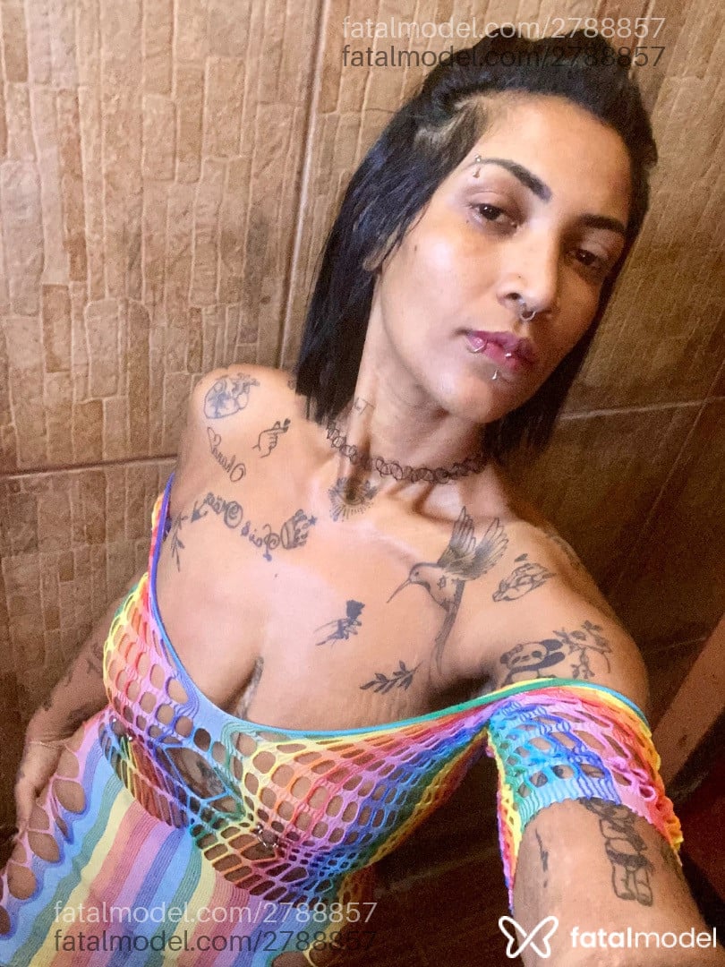 Acompanhante mulher morena (o) de olhos pretos - Lolla