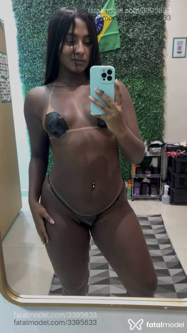 Acompanhante mulher morena (o) de olhos pretos - Morena