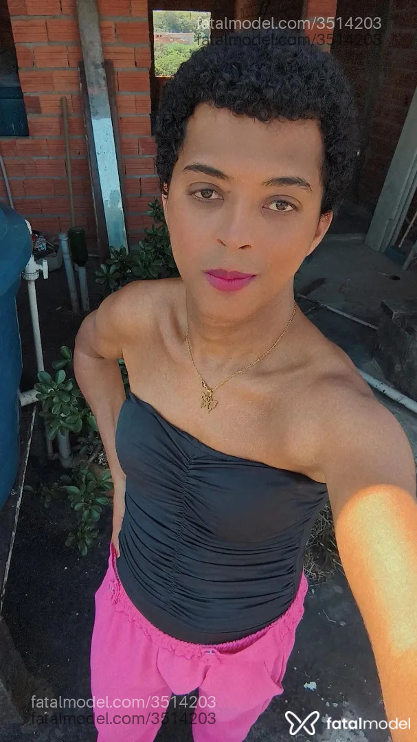 Acompanhante mulher trans morena (o) de olhos pretos - Vitória