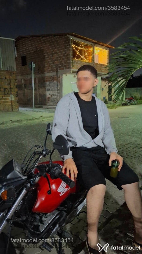 Acompanhante homem com cabelo castanho de olhos pretos - Diego