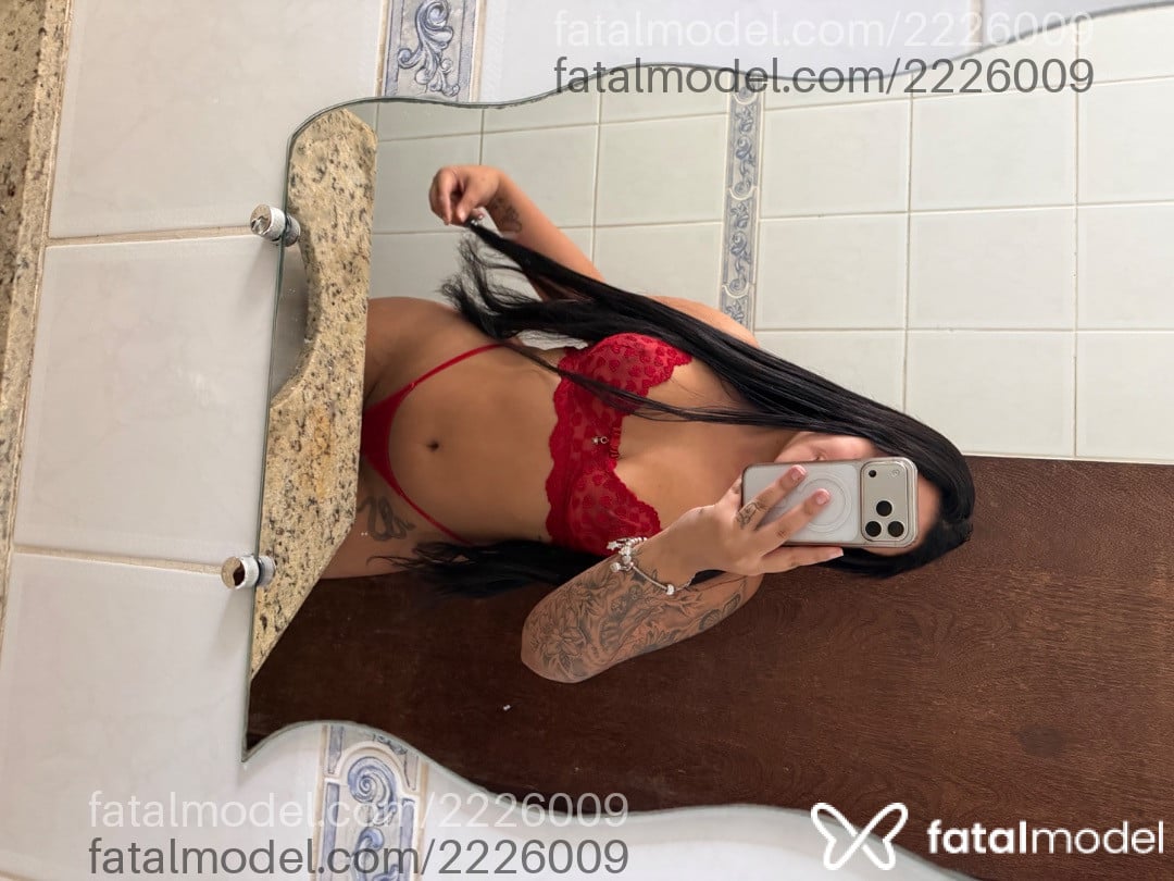 Acompanhante mulher loira (o) de olhos castanhos - Anny Silva