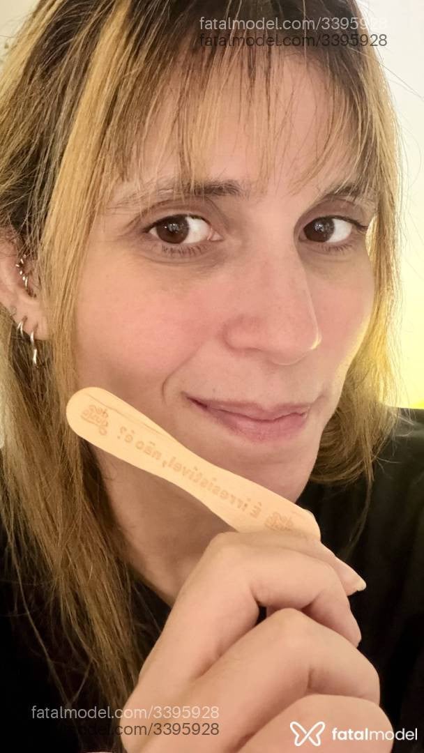 Acompanhante mulher loira (o) de olhos castanhos - Mayzinha
