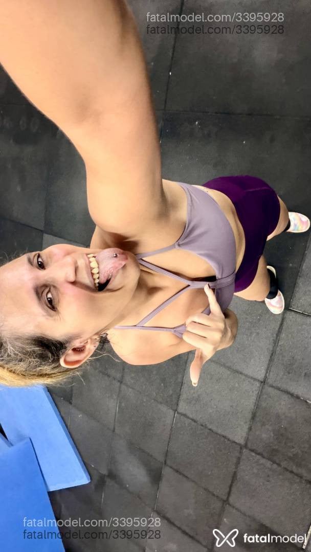 Acompanhante mulher loira (o) de olhos castanhos - Mayzinha