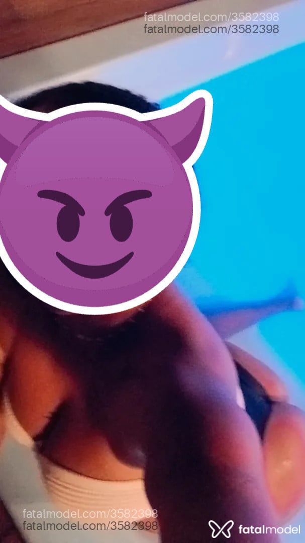 Acompanhante mulher morena (o) de olhos pretos - Cacheadinha