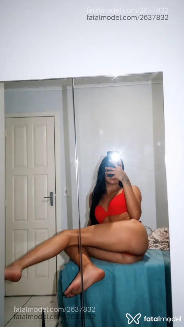 Acompanhante mulher trans morena (o) de olhos castanhos - Daphne