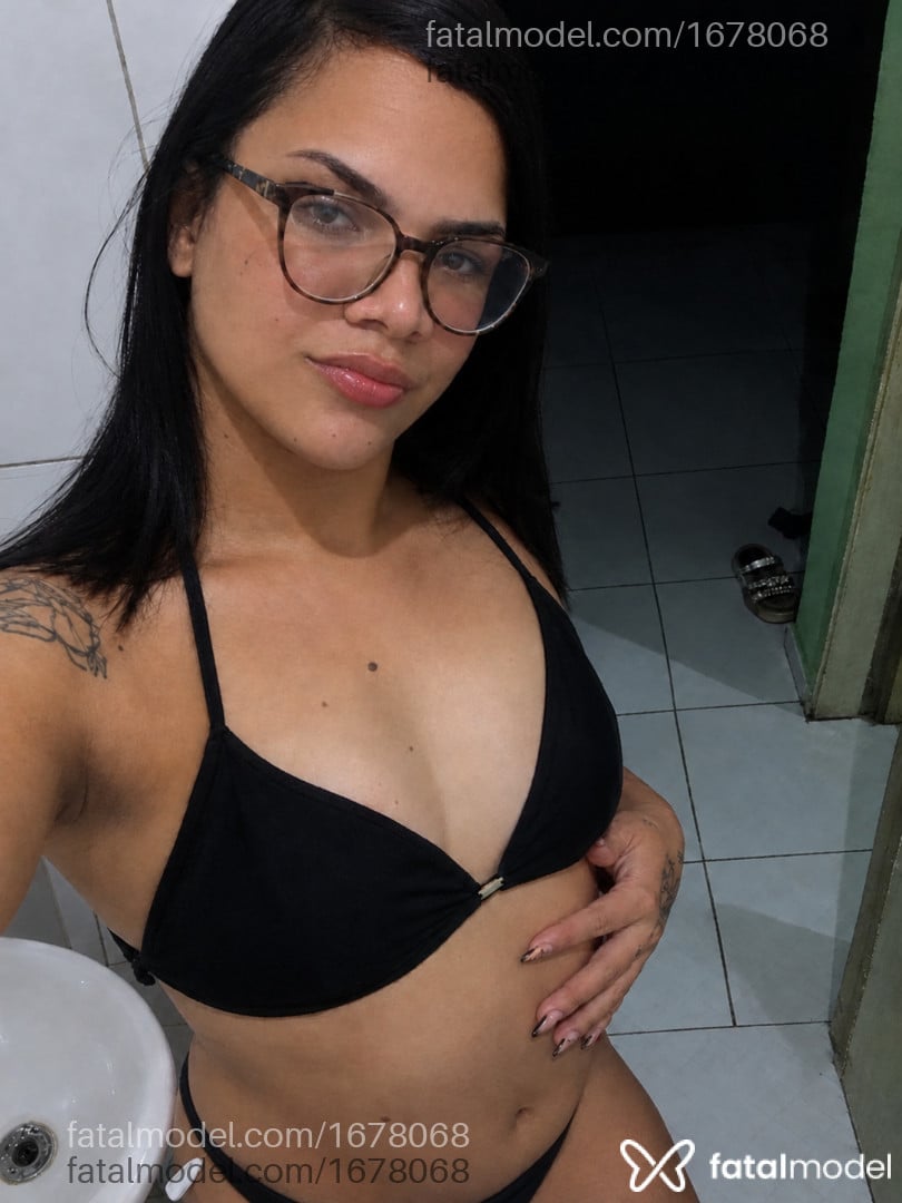 Acompanhante mulher trans com cabelo castanho de olhos castanhos - Biazinha