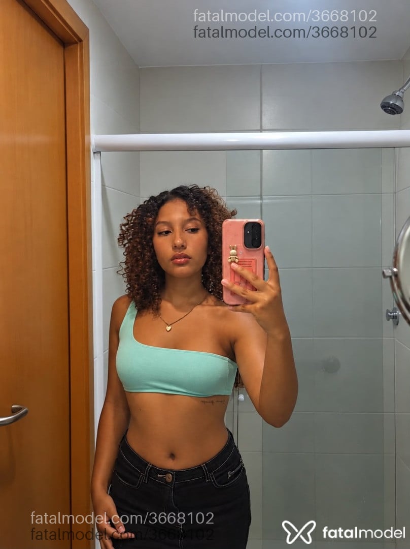Acompanhante mulher com cabelo castanho de olhos castanhos - Luisa