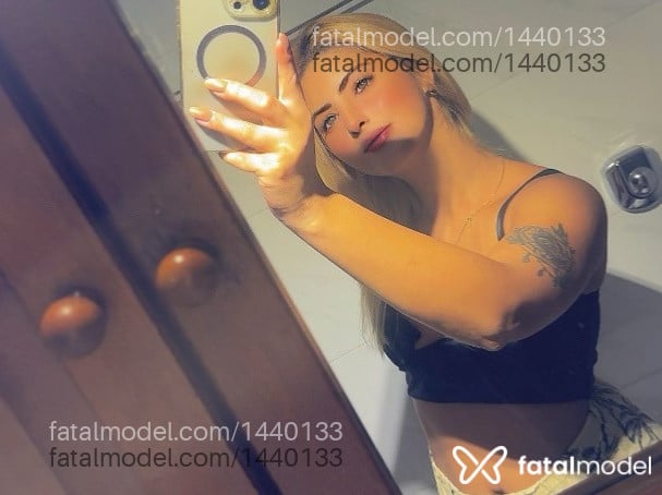 Acompanhante mulher loira (o) de olhos castanhos - Bia Ferraz