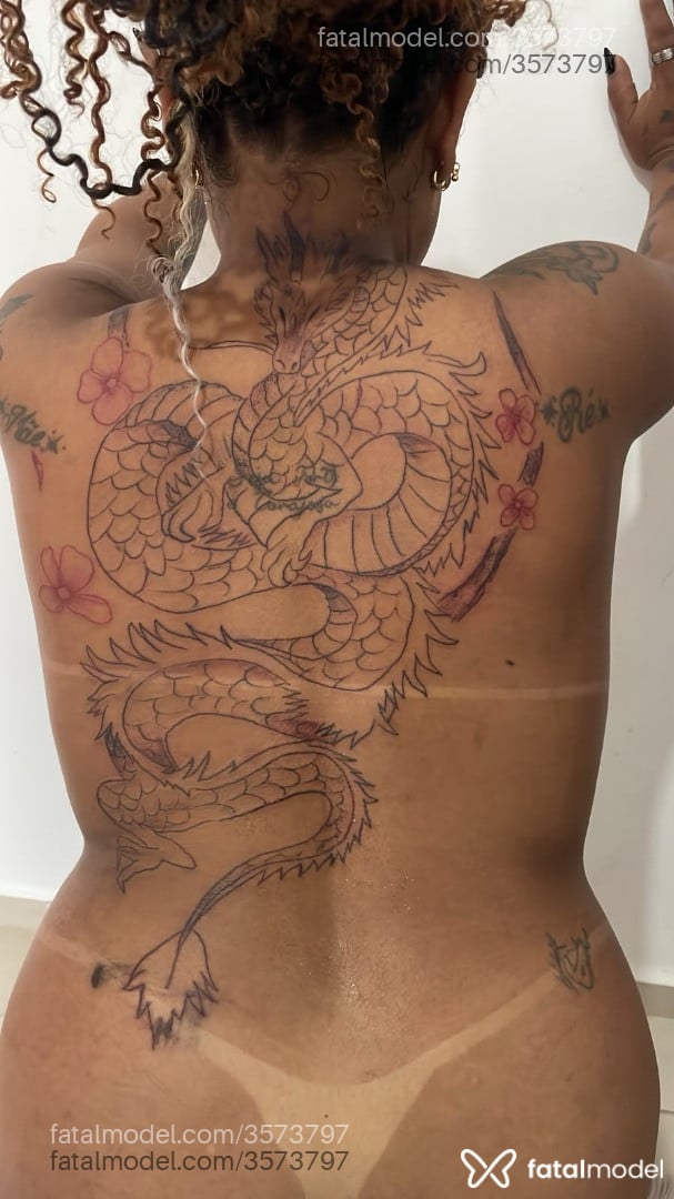 Acompanhante mulher morena (o) de olhos pretos - Débora