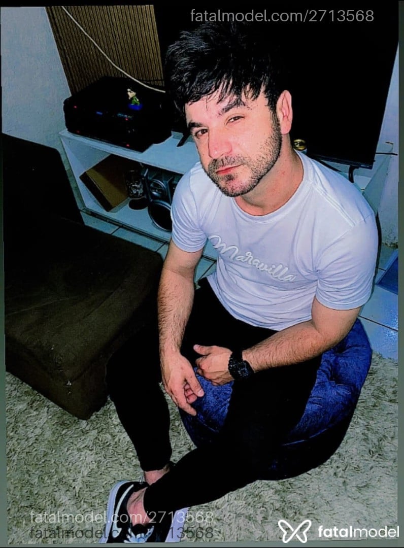 Acompanhante homem com cabelo castanho de olhos castanhos - Lucas
