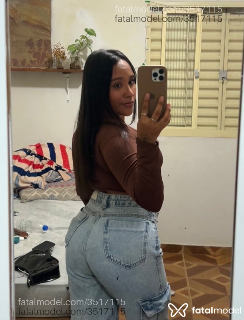 Acompanhante mulher morena (o) de olhos castanhos - Clara Menezes