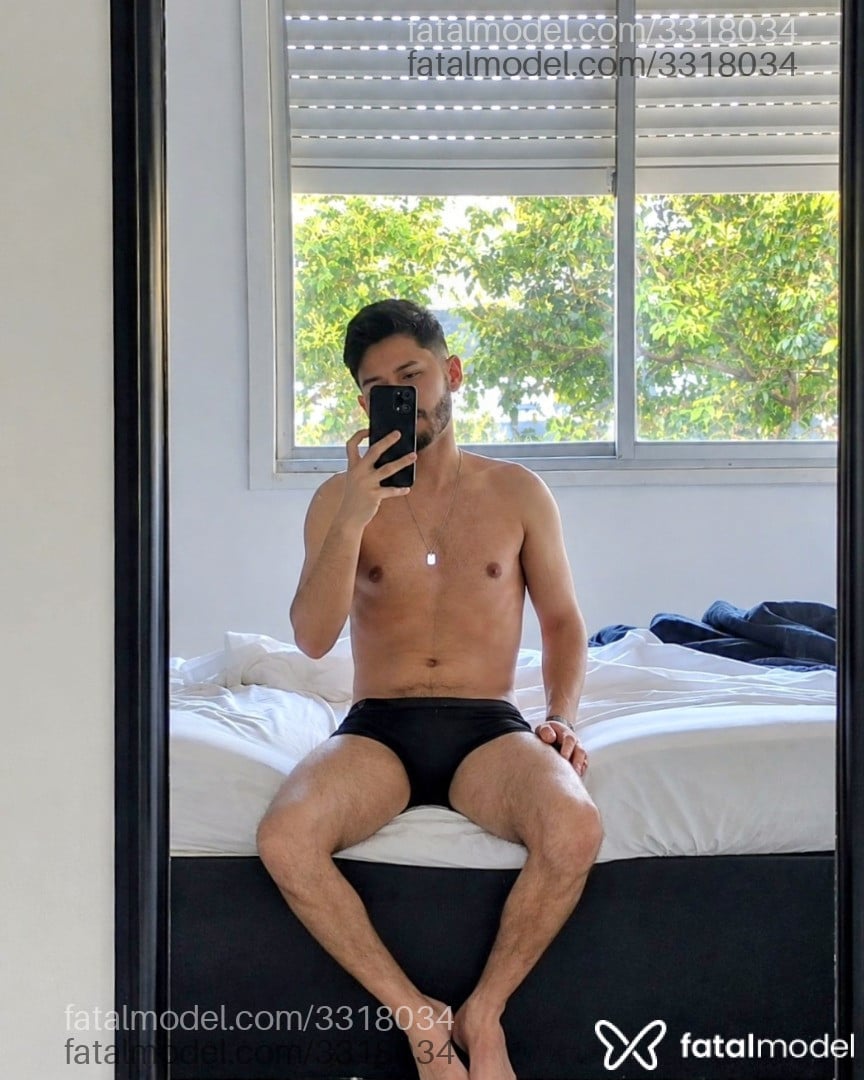 Acompanhante homem com cabelo castanho de olhos mel - Simon