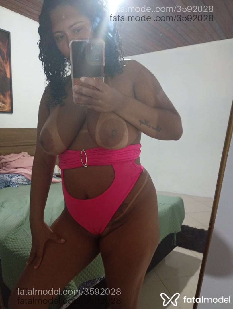 Acompanhante mulher morena (o) de olhos pretos - Cristalmodel