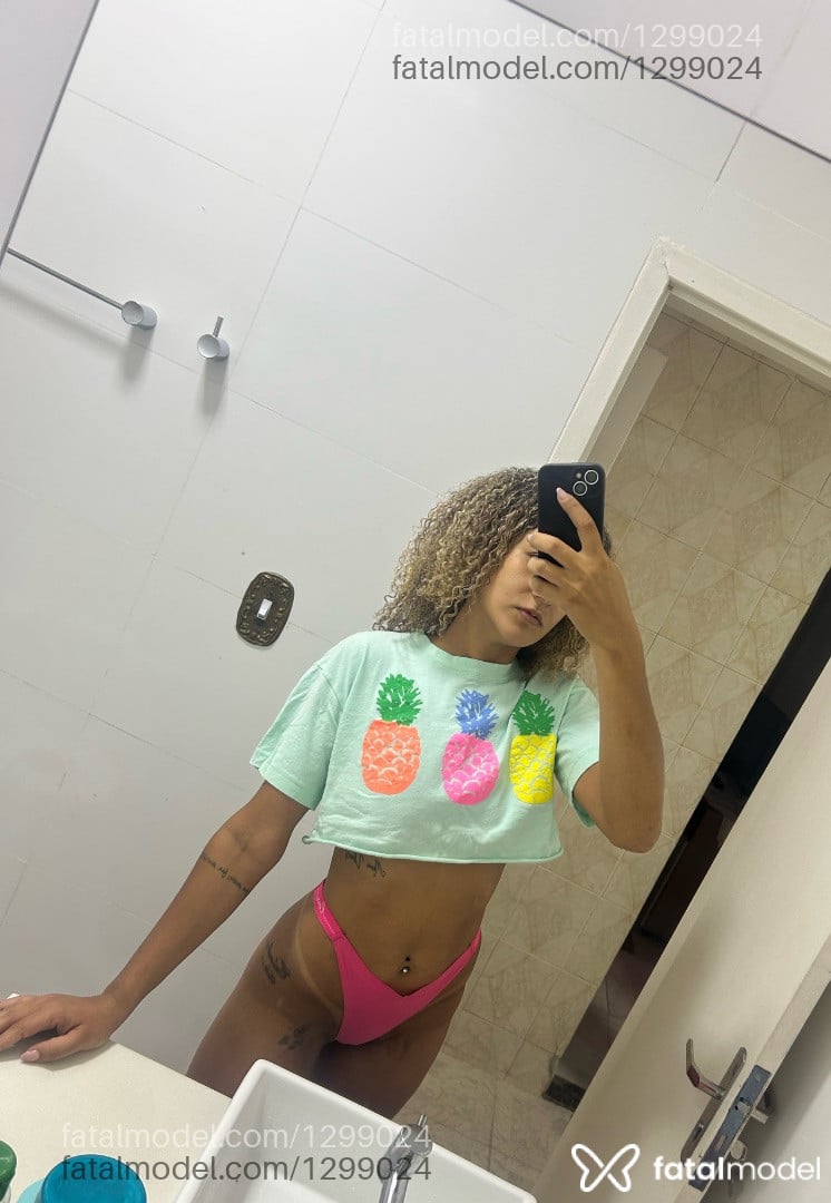 Acompanhante mulher loira (o) de olhos castanhos - Larah Luizy