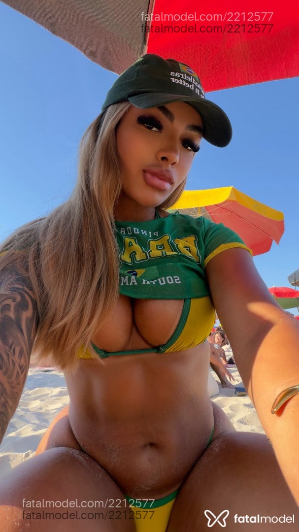 Acompanhante mulher loira (o) de olhos castanhos - Tatiane Bellini