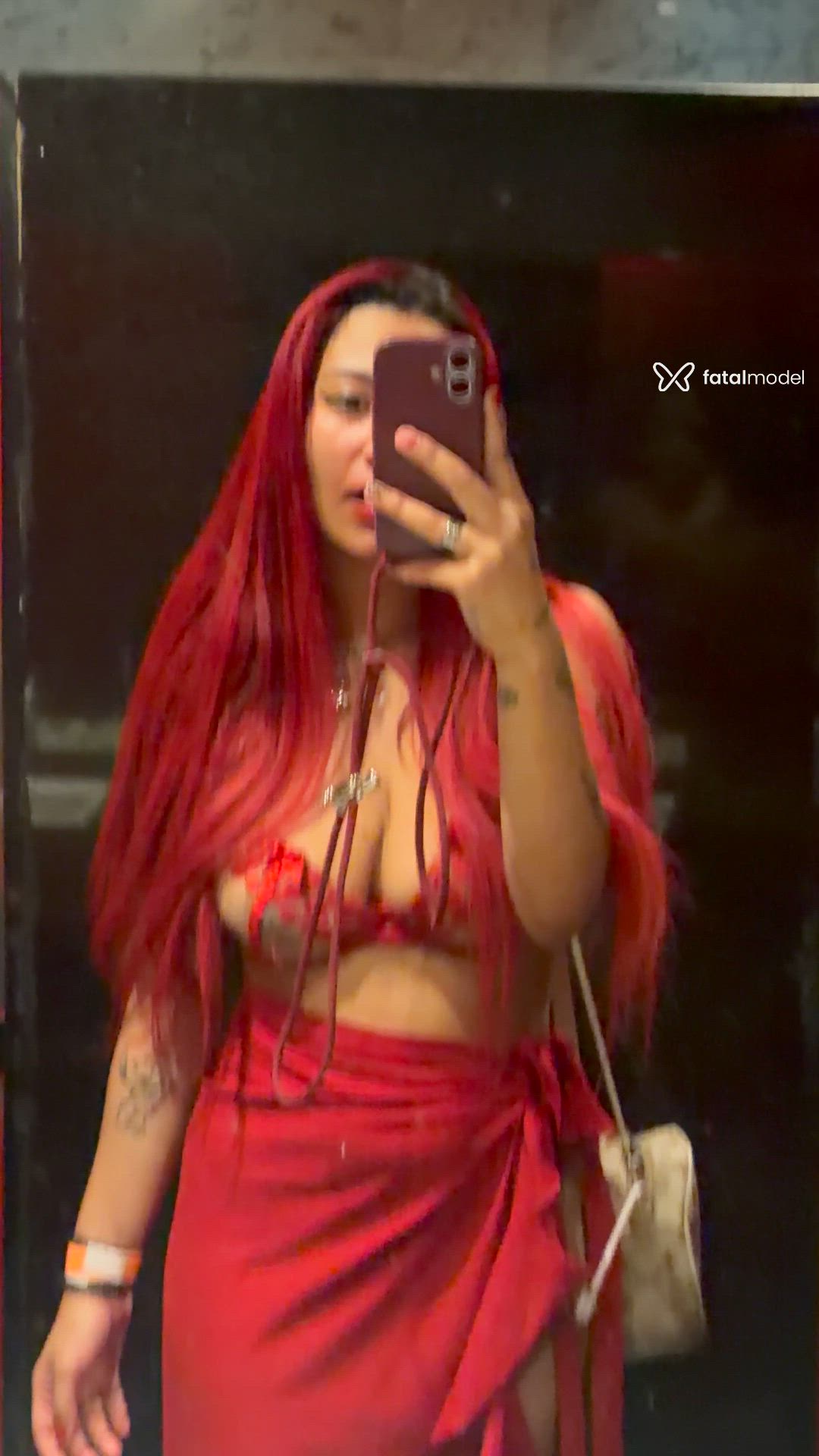 Acompanhante mulher ruiva (o) de olhos castanhos - Ariel