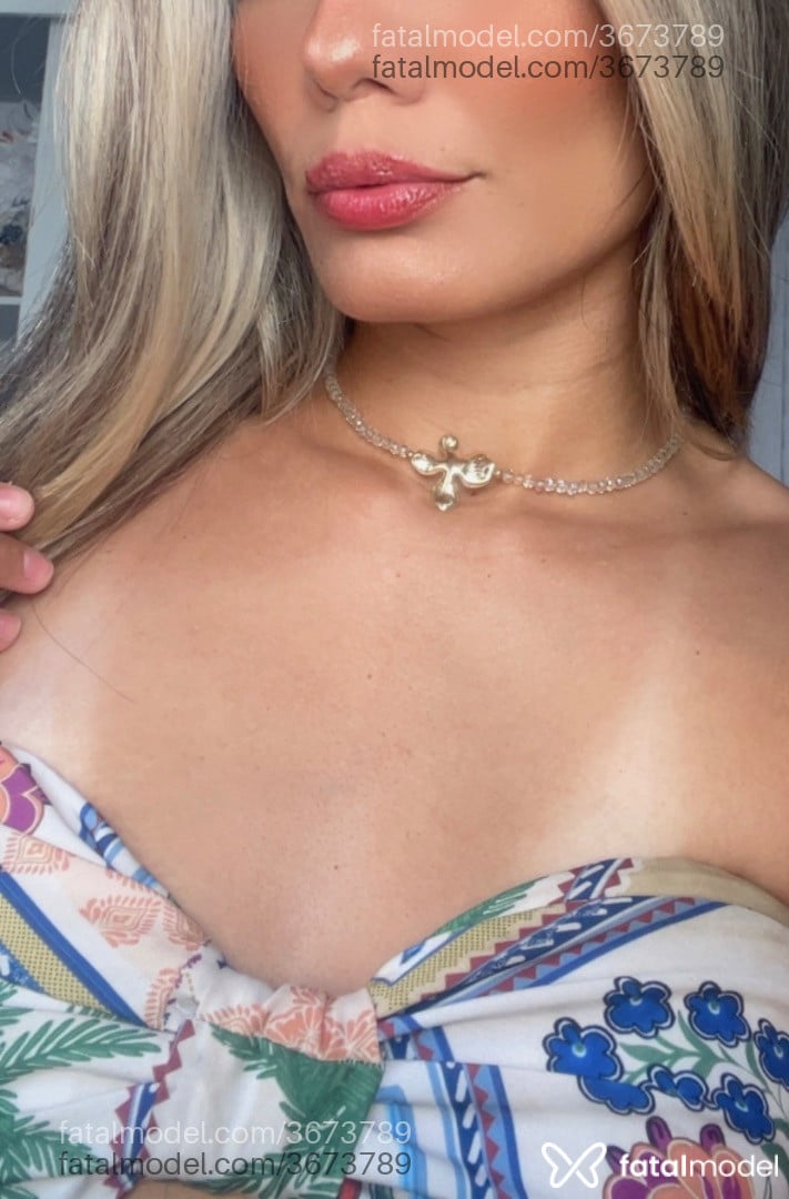 Acompanhante mulher loira (o) de olhos castanhos - Kiara Sophy