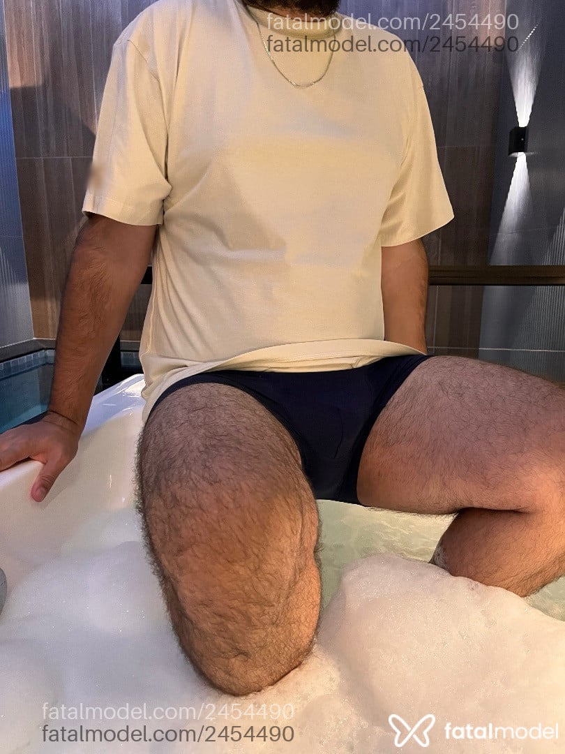 Acompanhante homem com cabelo castanho de olhos pretos - Henrique Bragança