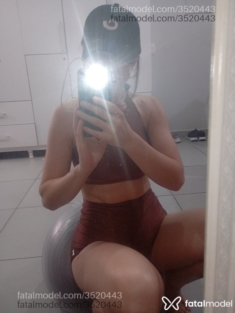 Acompanhante mulher com cabelo castanho de olhos castanhos - Nanda Fit Natural