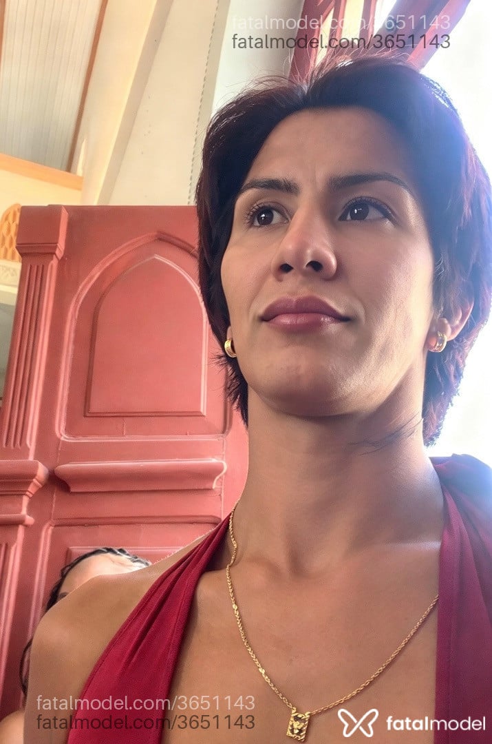 Acompanhante mulher trans com cabelo castanho de olhos castanhos - Nick Lopes