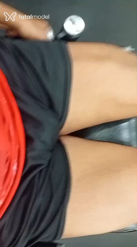 Acompanhante homem sem cabelo de olhos pretos - Mambanegra