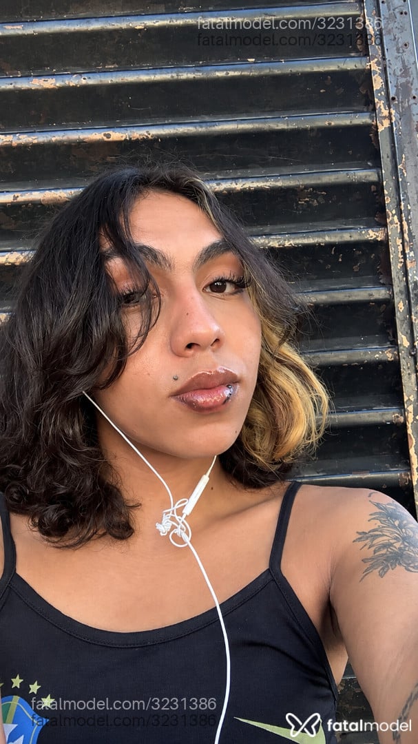 Acompanhante mulher trans morena (o) de olhos castanhos - Borges