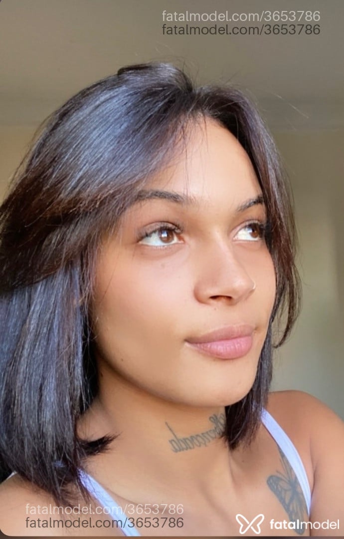Acompanhante não-binário com cabelo castanho de olhos castanhos - Alessandra Marques