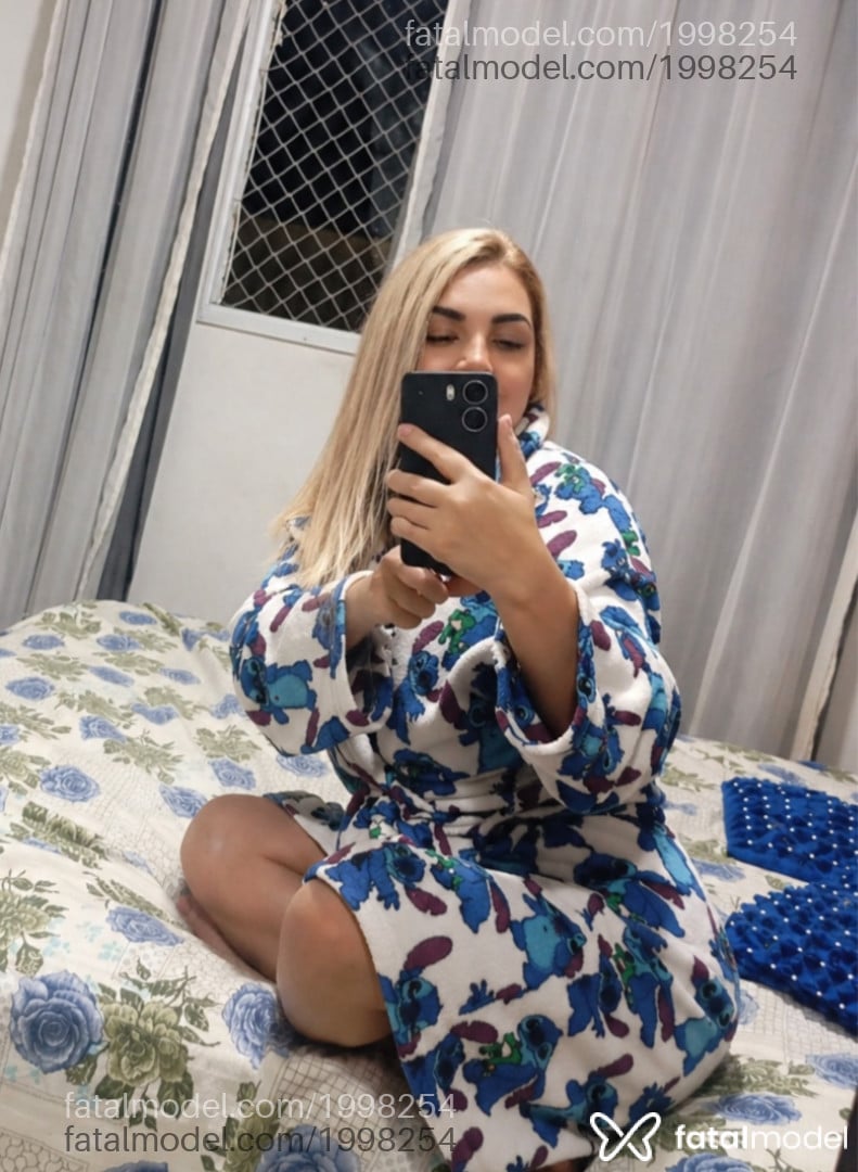 Acompanhante mulher loira (o) de olhos castanhos - Fernanda