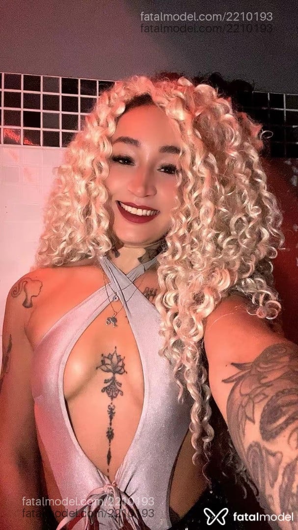 Acompanhante mulher loira (o) de olhos castanhos - Malu Barbiee