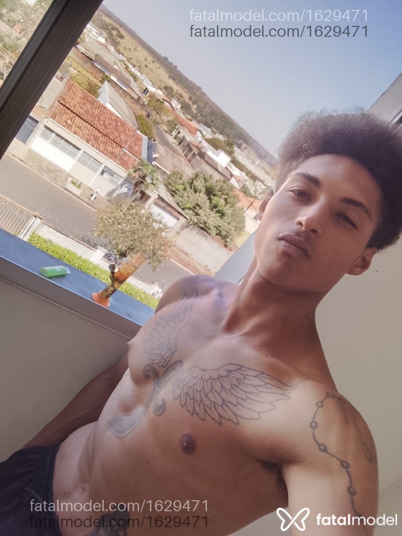 Acompanhante homem com cabelo castanho de olhos castanhos - Jonas tchuco