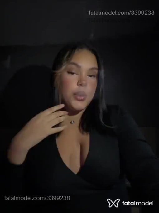 Acompanhante mulher morena (o) de olhos castanhos em Virtual Acompanhante mulher morena (o) de olhos castanhos em Virtual - Santrix
