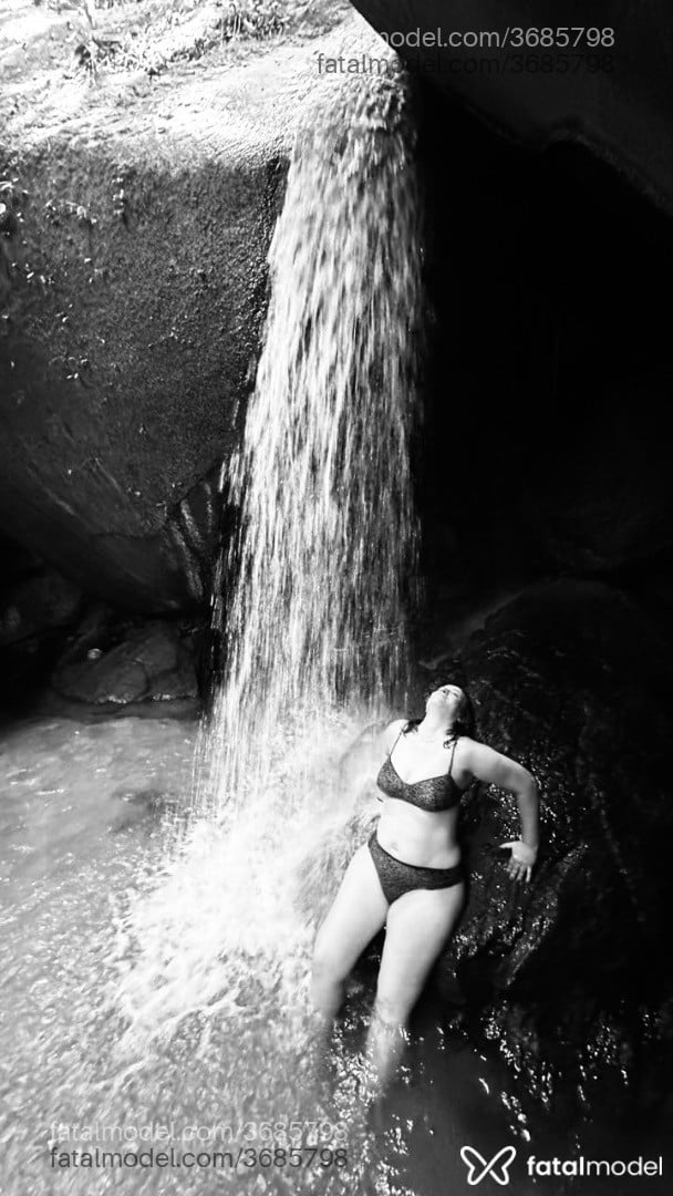 Acompanhante mulher loira (o) de olhos castanhos - Dasha