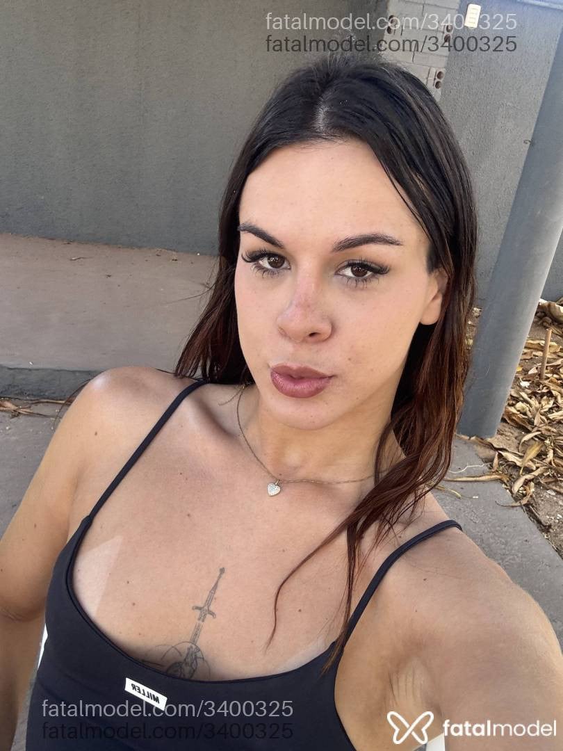 Acompanhante mulher trans com cabelo castanho de olhos castanhos - Laura