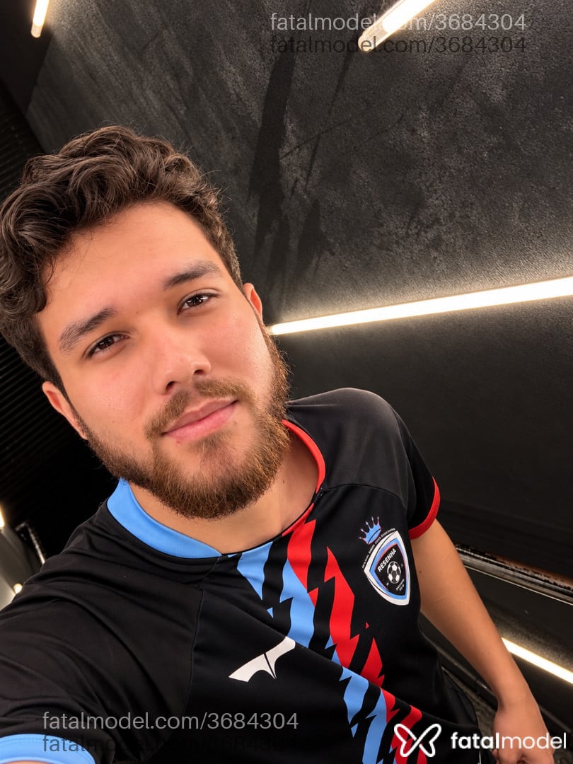 Acompanhante homem com cabelo castanho de olhos castanhos - Pietro Junior