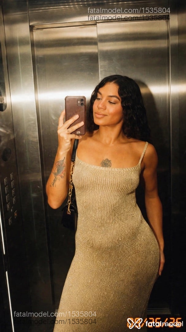Acompanhante mulher com cabelo castanho de olhos mel - Alice Medeiros