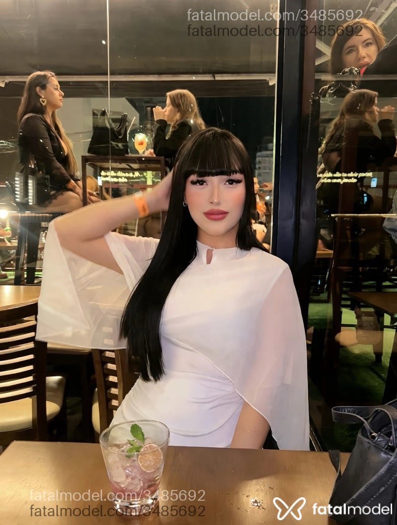 Acompanhante mulher morena (o) de olhos pretos - Emih