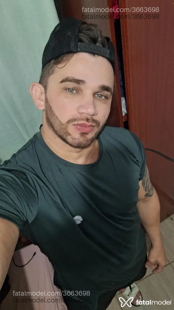 Acompanhante homem com cabelo castanho de olhos verdes - Gilber