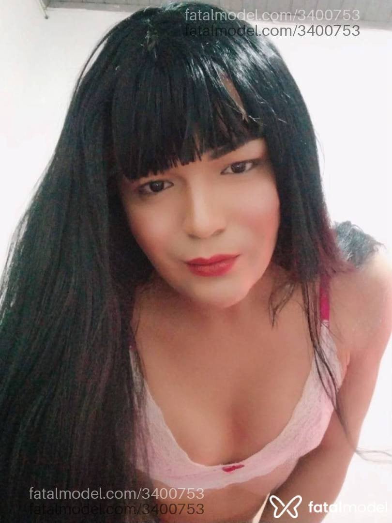 Acompanhante mulher trans com cabelo castanho de olhos castanhos - Thalia Oliveira