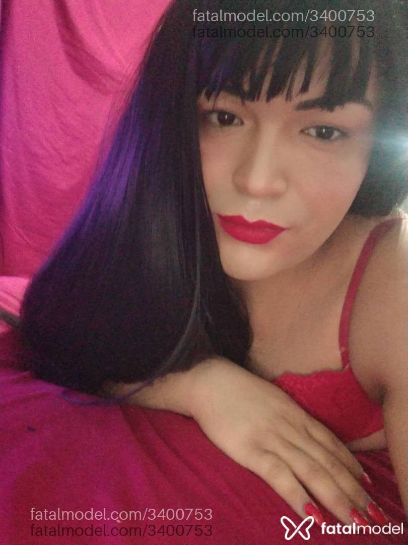 Acompanhante mulher trans com cabelo castanho de olhos castanhos - Thalia Oliveira