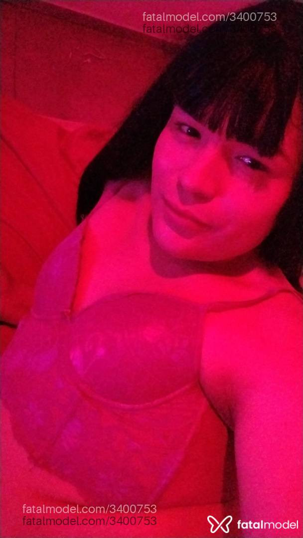 Acompanhante mulher trans com cabelo castanho de olhos castanhos - Thalia Oliveira