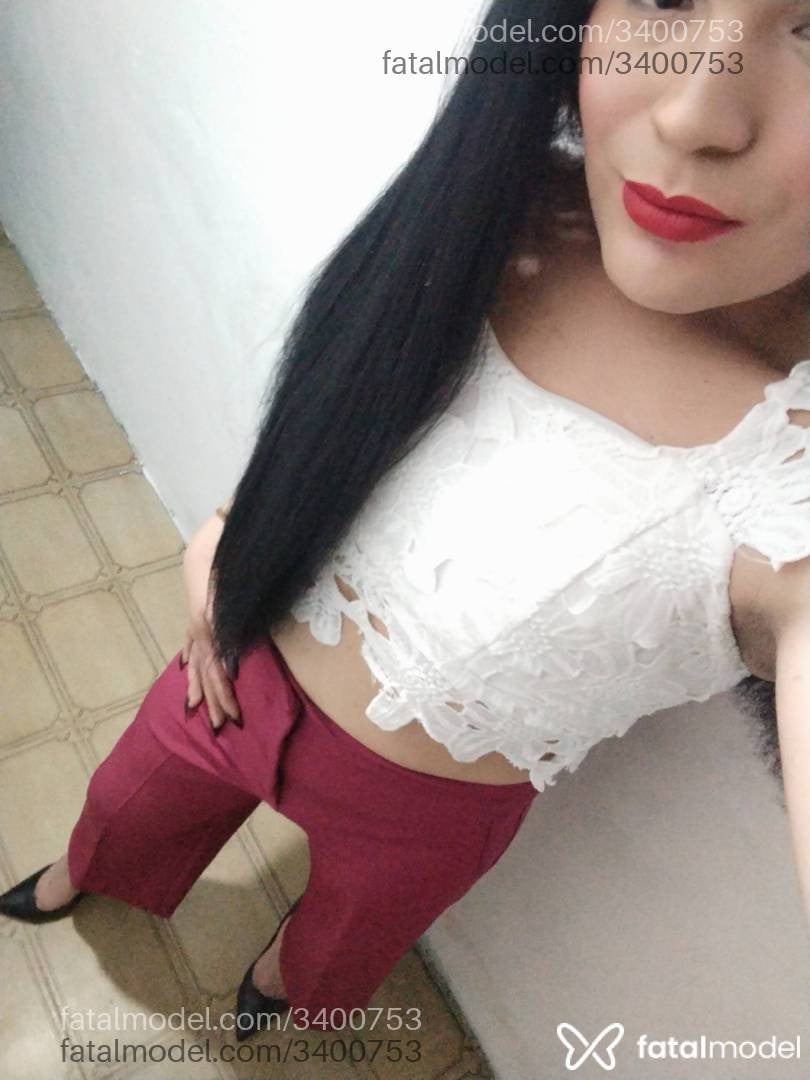 Acompanhante mulher trans com cabelo castanho de olhos castanhos - Thalia Oliveira