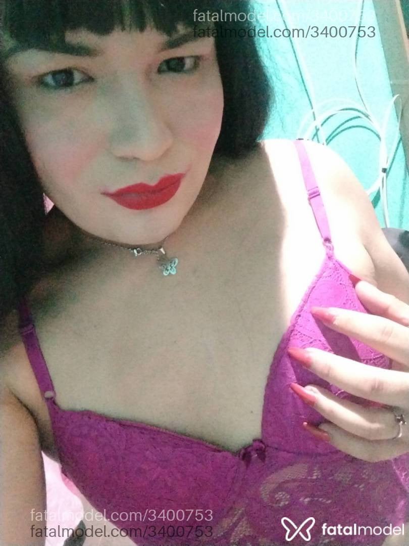 Acompanhante mulher trans com cabelo castanho de olhos castanhos - Thalia Oliveira