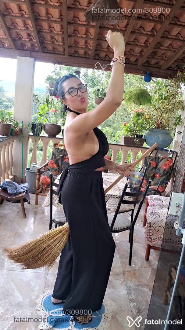 Acompanhante mulher trans morena (o) de olhos castanhos - Clara