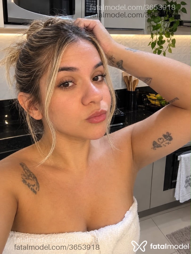 Acompanhante mulher loira (o) de olhos castanhos - Sofhya Machado